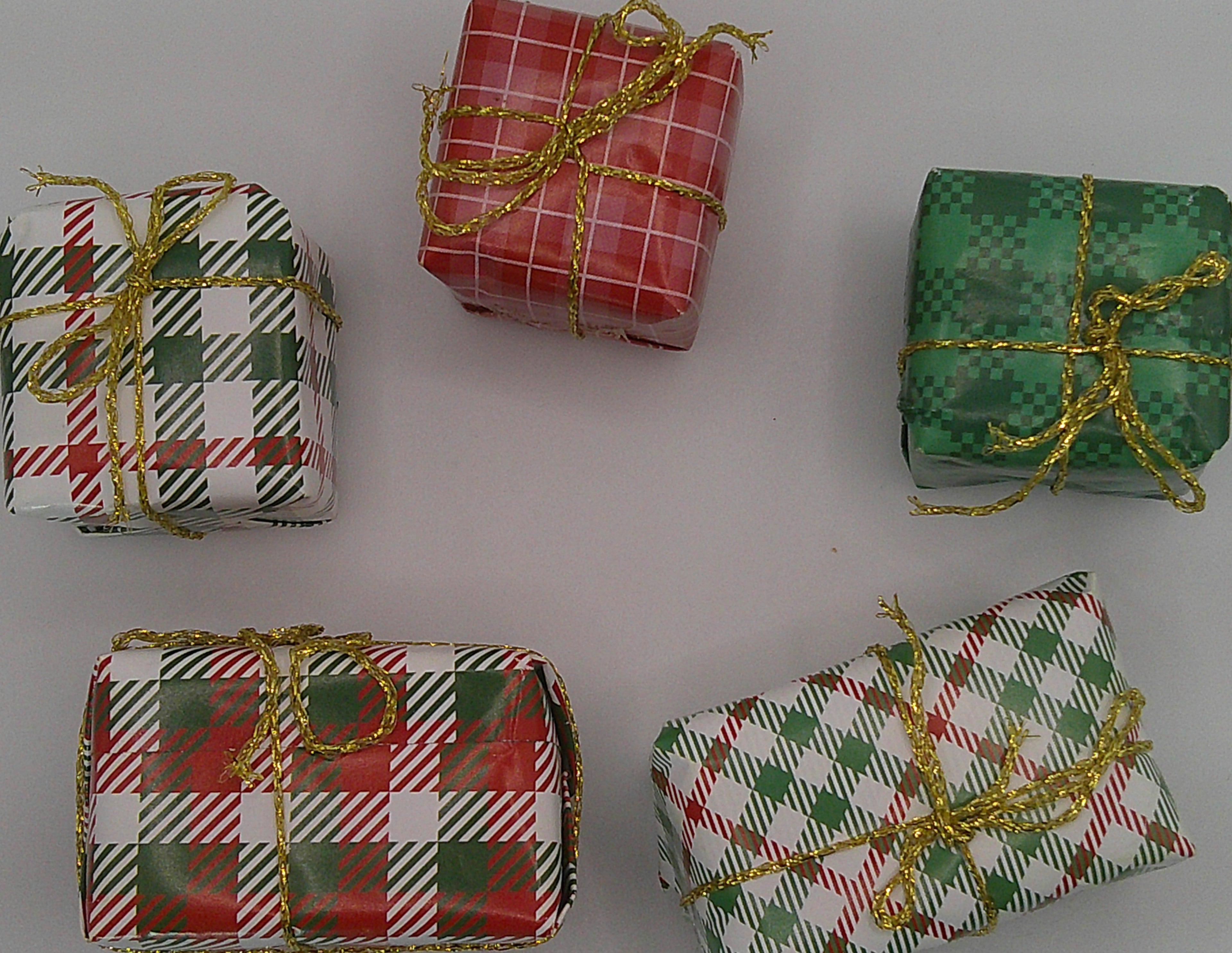 Wrapped gift prop kit